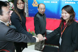 大學(xué)生科技成果何以“自娛自樂”？科研之路需“兩條腿”并行